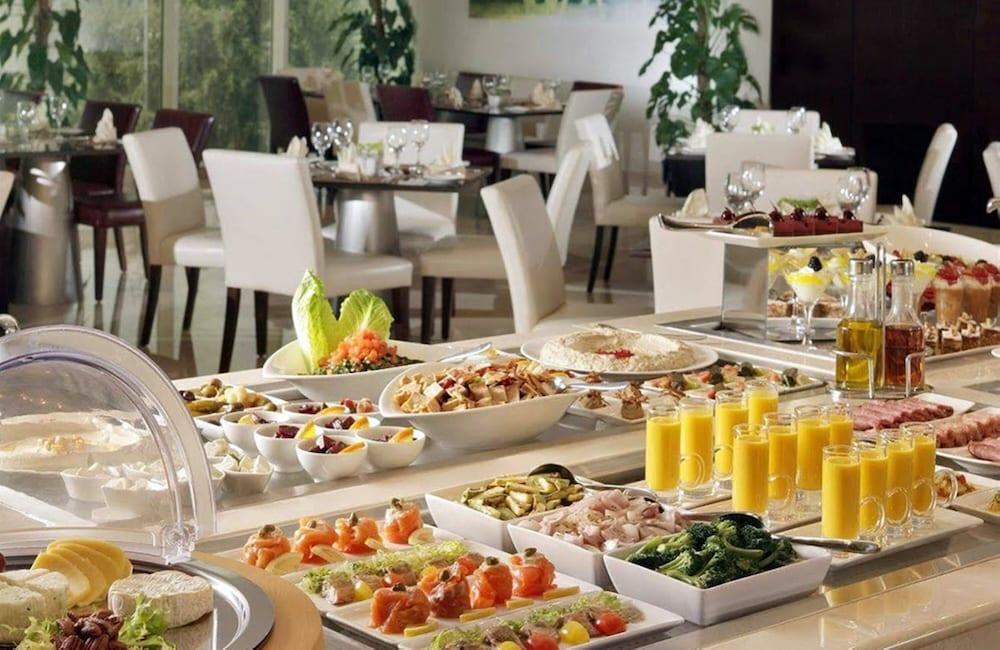 Safir Hotel Doha Exteriör bild