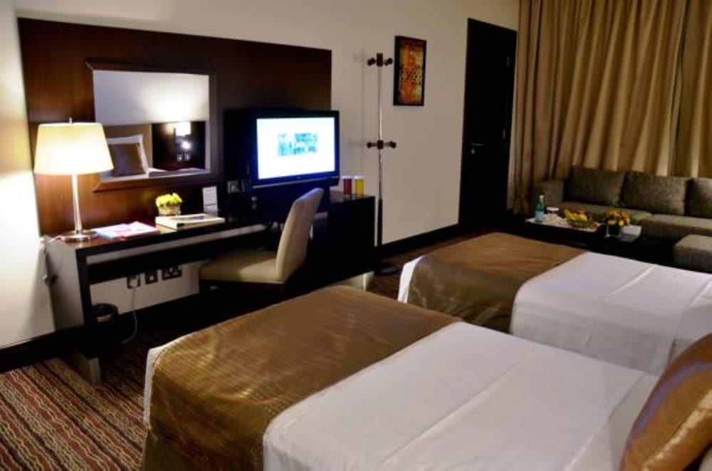 Safir Hotel Doha Exteriör bild