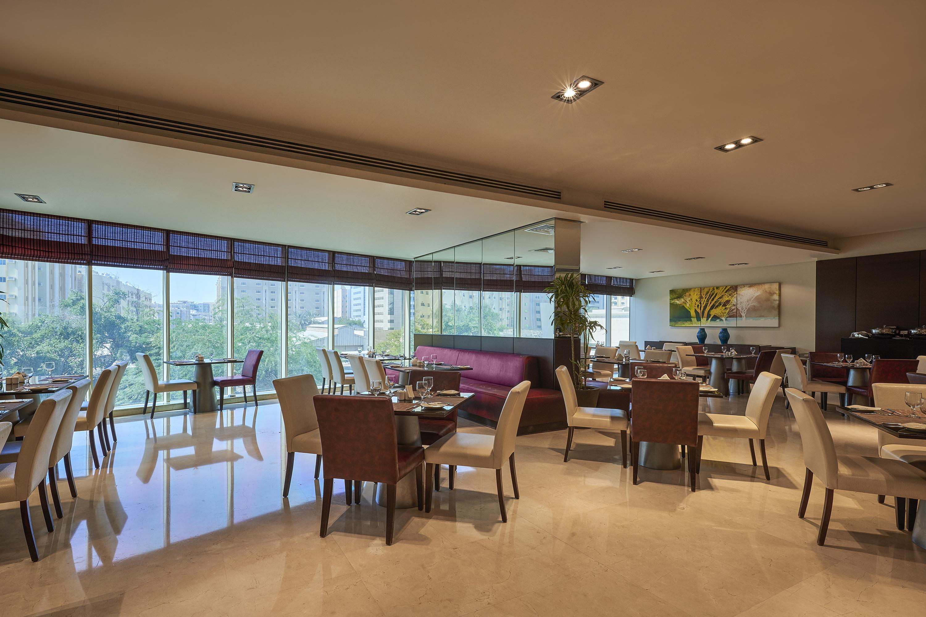 Safir Hotel Doha Exteriör bild