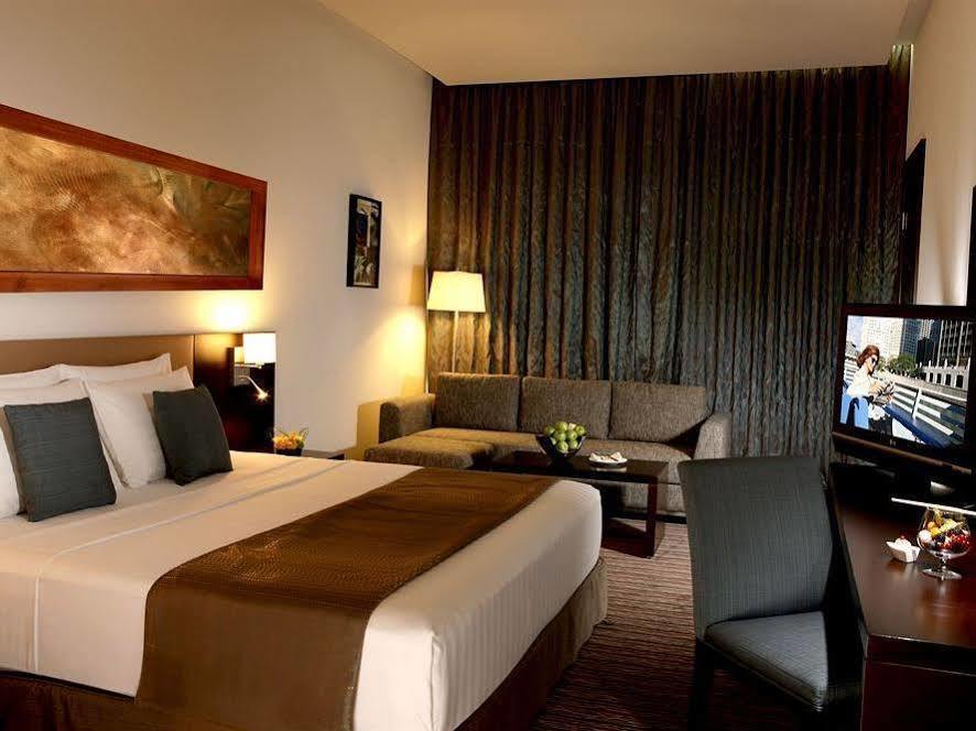 Safir Hotel Doha Exteriör bild